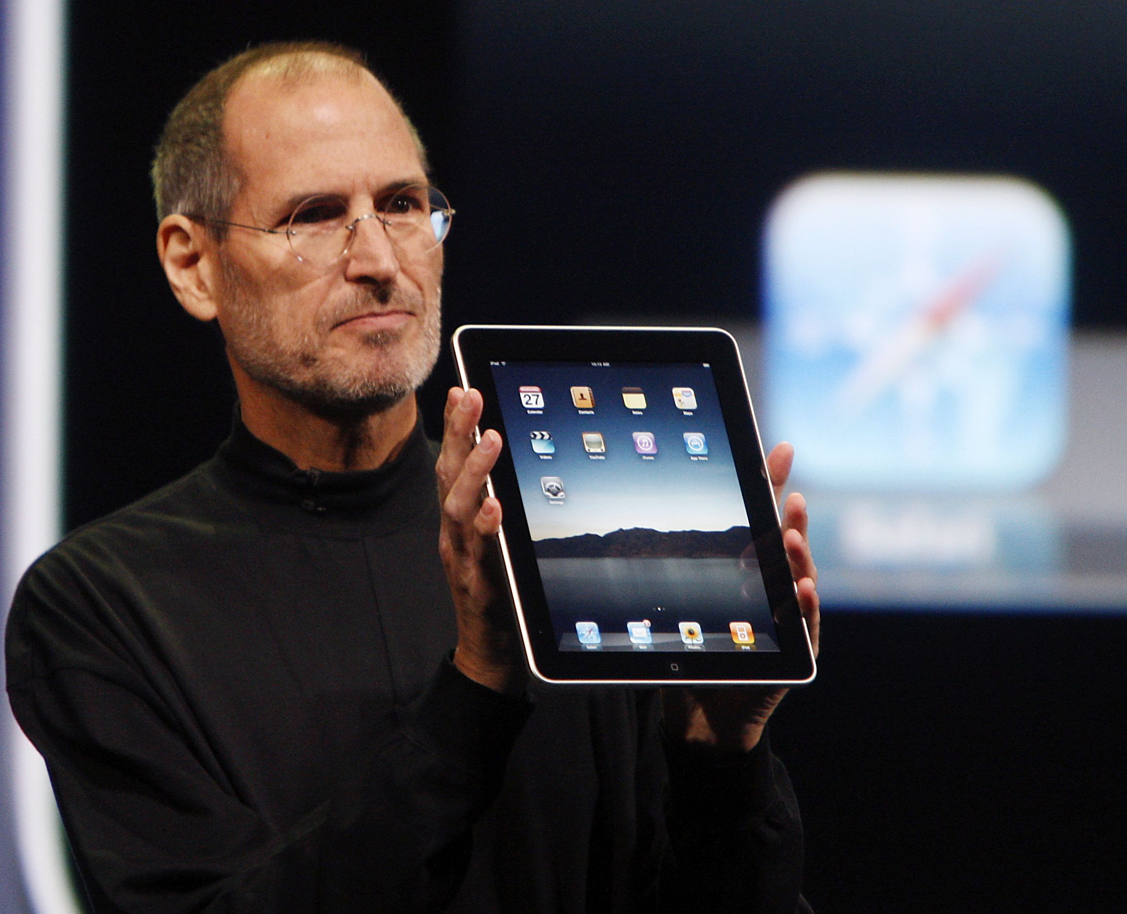 Steve-Jobs-iPad-AP.jpg