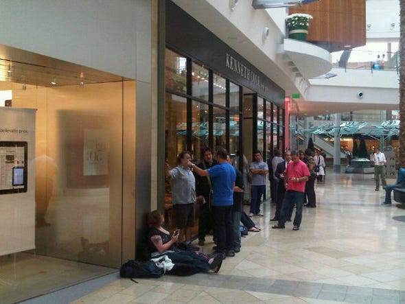 already-in-line-9-am-for-the-new-ipad-3g-which-will-be-released-at-5pm-in-orlando.jpg