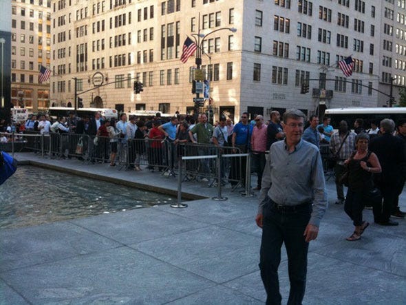 outside-the-apple-store-in-manhattan-huge-line-to-get-in-ipad-3g-is-out-today.jpg