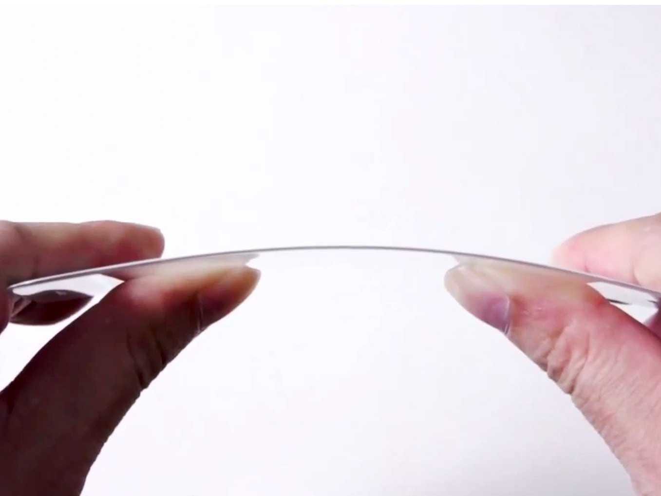 leaked-video-of-what-could-be-the-iphone-6s-flexible-sapphire-screen-cover.jpg